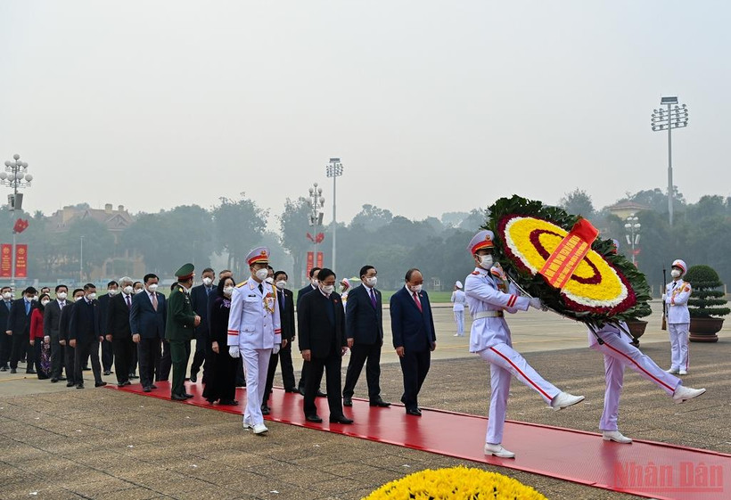 Các đại biểu Quốc hội vào Lăng viếng Chủ tịch Hồ Chí Minh