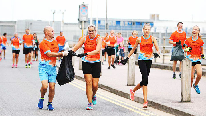 Một cuộc chạy bộ nhặt rác của nhóm Coastal Striders. Ảnh: THE NEW BARCELONA POST