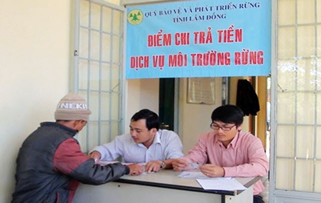 Quỹ Bảo vệ và phát triển rừng tỉnh Lâm Đồng chi trả tiền dịch vụ môi trường rừng cho người dân. Ảnh: KIM NGÂN