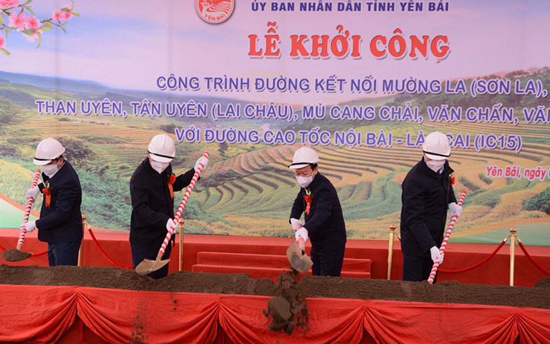 Lãnh đạo tỉnh Yên Bái và các nhà thầu dự lễ khởi công dự án.