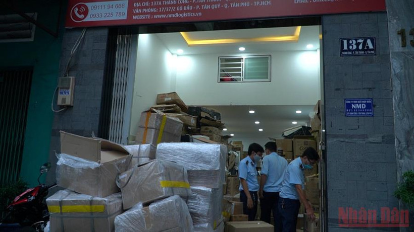 Lực lượng chức năng kiểm tra kho hàng nghi nhập lậu. 