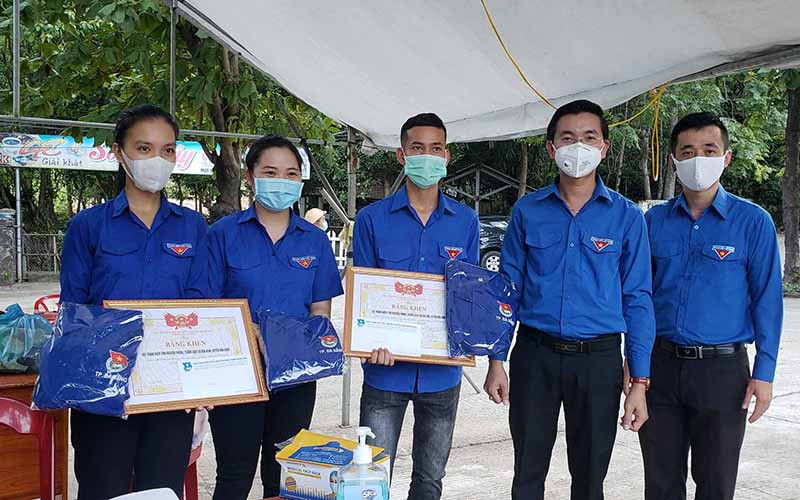 Tặng Bằng khen biểu dương những đóng góp của thanh niên tình nguyện.