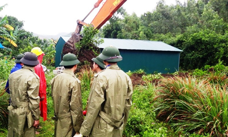 Lực lượng chức năng bảo đảm an ninh trật tự cho việc cưỡng chế giải phóng mặt bằng.