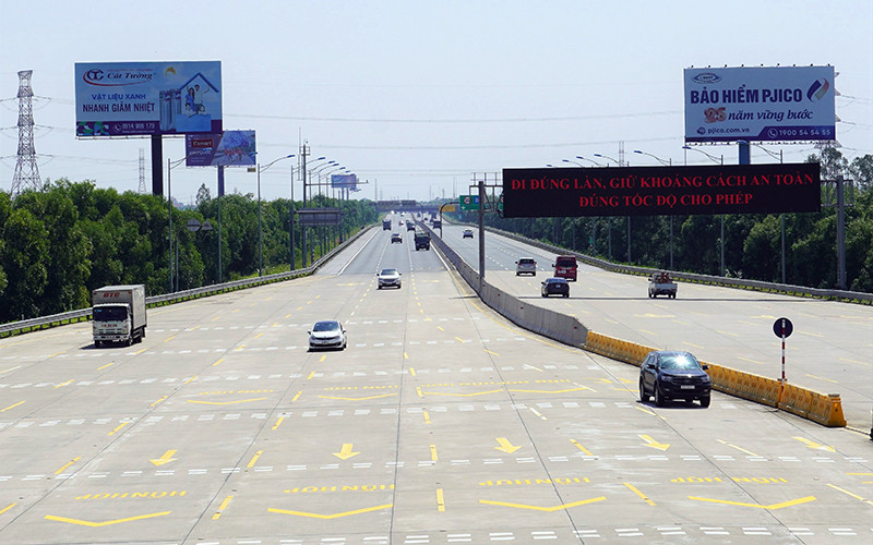 Hệ thống biển báo thông tin điện tử (VMS) bố trí dọc tuyến, cập nhật thông tin, giúp lái xe nắm bắt nhanh tình trạng tuyến đường, thời tiết, an toàn giao thông... 