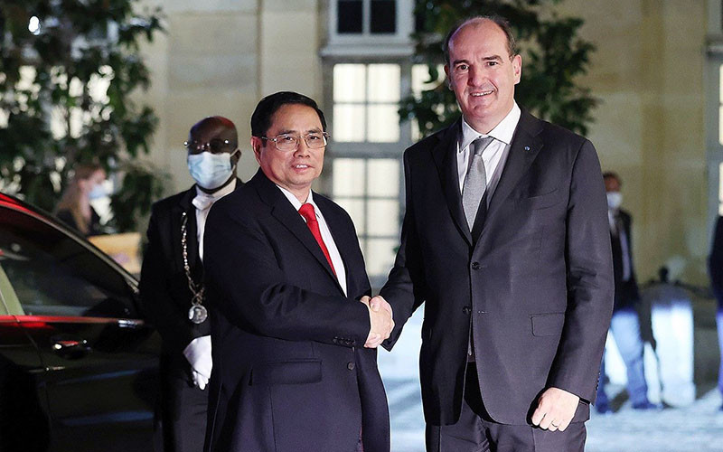 Chiều tối 3/11 (giờ địa phương), tại Ðiện Matignon ở Thủ đô Paris, Thủ tướng Pháp Jean Castex đón và hội đàm với Thủ tướng Phạm Minh Chính. Ảnh TTXVN 