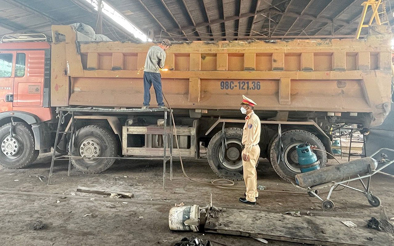 Cảnh sát giao thông yêu cầu xe vi phạm tiến hành cắt thành thùng xe, trả lại nguyên trạng kích thước cho phép ban đầu.