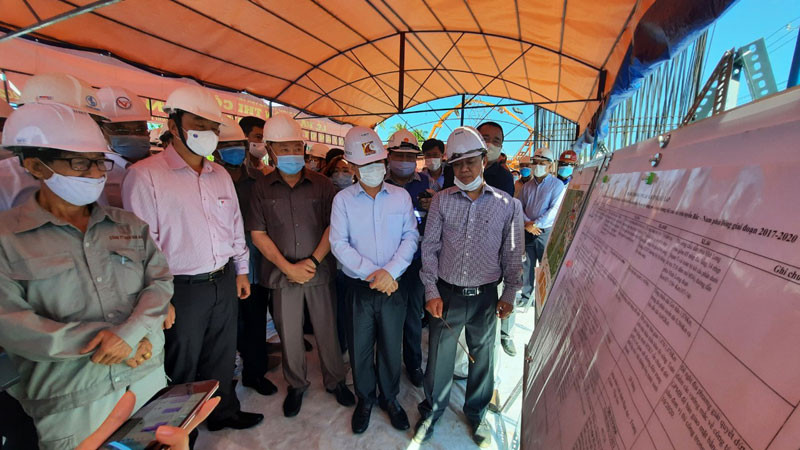 Bộ trưởng Nguyễn Văn Thể cùng lãnh đạo tỉnh Vĩnh Long xem bản đồ tiến độ thi công dự án cầu Mỹ Thuận 2 phía tỉnh Vĩnh Long, sáng 19-2.