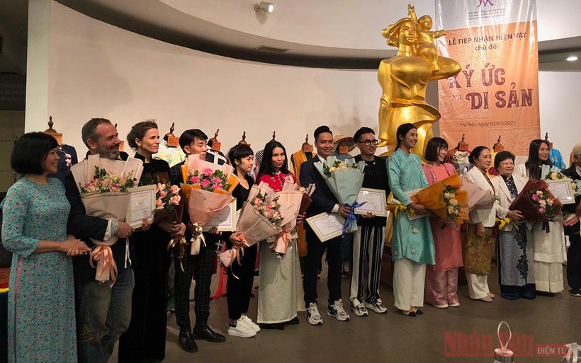 Các nhà thiết kế trong lễ trao tặng hiện vật tại Bảo tàng.