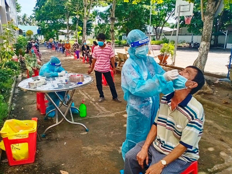 Lấy mẫu test nhanh cho những người trong khu vực có ca nhiễm SARS-CoV-2.