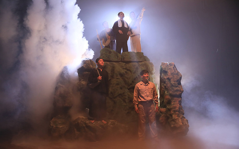 Cảnh trong vở nhạc kịch "Người cầm lái". (Ảnh: QUANG VINH)