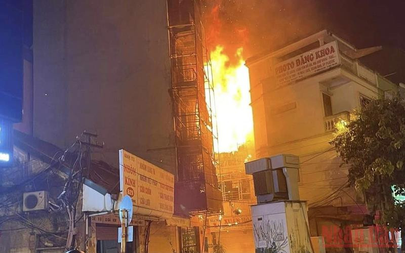 Ngôi nhà xảy ra cháy lớn trong đêm.