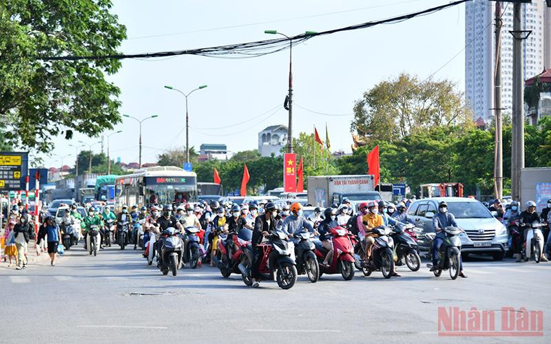 Tại một số bến xe, tình trạng ùn tắc cục bộ xảy ra khi lượng xe khách đổ về đông cùng một thời điểm.