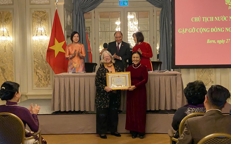 Chủ tịch Liên hiệp các tổ chức hữu nghị Việt Nam, bà Nguyễn Phương Nga trao Kỷ niệm chương Vì hòa bình hữu nghị giữa các dân tộc tặng bà Anjuska Weil, Chủ tịch Hội Hữu nghị Thụy Sĩ-Việt Nam. (Ảnh: vufo.org.vn)