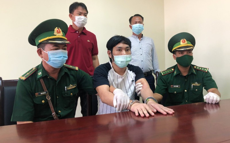 Đối tượng Lầu A Hồng bị lực lượng chức năng Lào bắt, giao trả cho Bộ đội Biên phòng Quảng Bình 