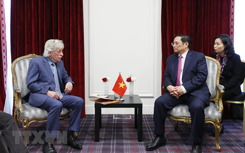 Thủ tướng Phạm Minh Chính tiếp Chủ tịch Hội Hữu nghị Pháp-Việt Gérard Daviot. (Ảnh: Dương Giang/TTXVN)