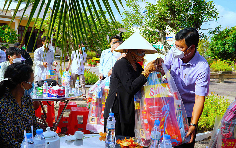 Bí thư Tỉnh ủy Cà Mau tặng quà tết cho nhân dân vùng căn cứ Tỉnh ủy Lung Lá-Nhà Thể vào sáng 26/1.