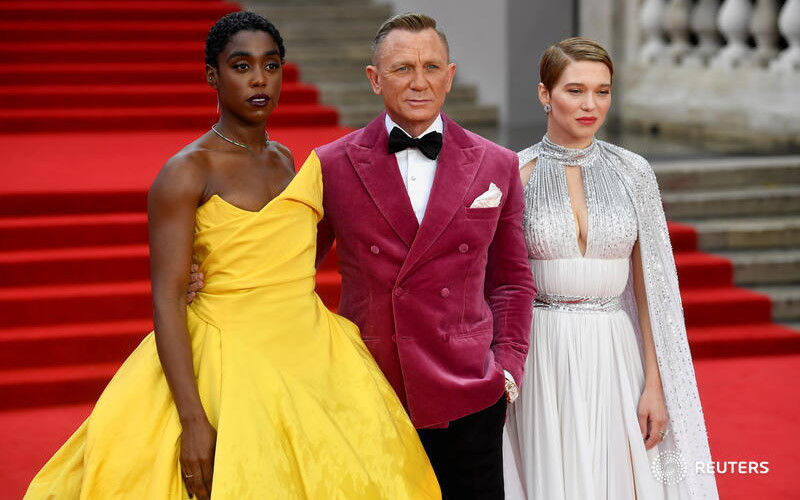 Nam diễn viên Daniel Craig và các nữ diễn viên trong phim tại buổi công chiếu phim. (Ảnh: Reuters)