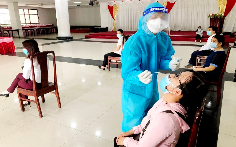 Tích cực lấy mẫu xét nghiệp sàng lọc phát hiện F0 trong cộng đồng tại tỉnh Sóc Trăng.