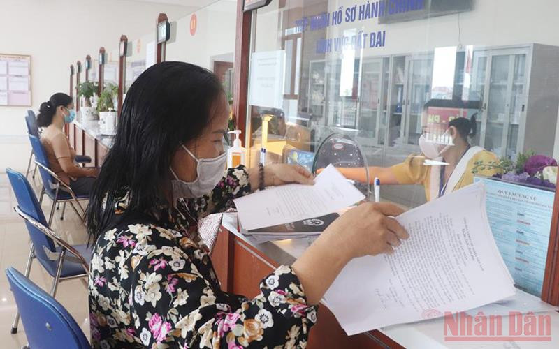 Người dân thực hiện thủ tục hành chính tại bộ phận một cửa UBND quận Bắc Từ Liêm.