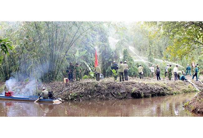 Vận hành thiết bị phòng cháy, chữa cháy rừng tại Vườn quốc gia U Minh Hạ.