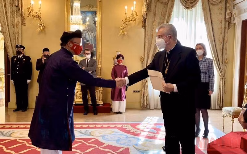 Đại sứ Đinh Toàn Thắng trình Quốc thư lên Tổng Giám mục xứ Catalogna Joan Enric Vives Sicília, Đồng Quốc vương Công quốc Andorra.