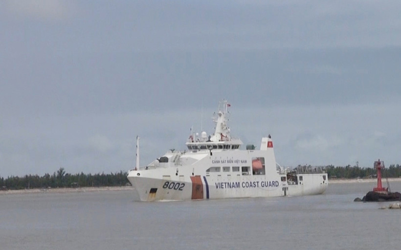 Tàu Cảnh sát biển 8002 đưa 18 ngư dân vào đất liền.