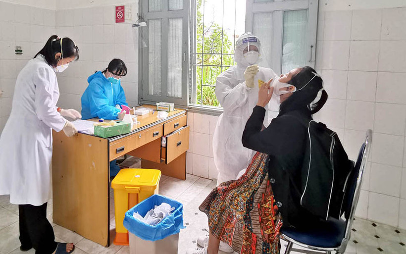 Lấy mẫu xét nghiệm SARS-CoV-2 tại thành phố Đà Lạt. 