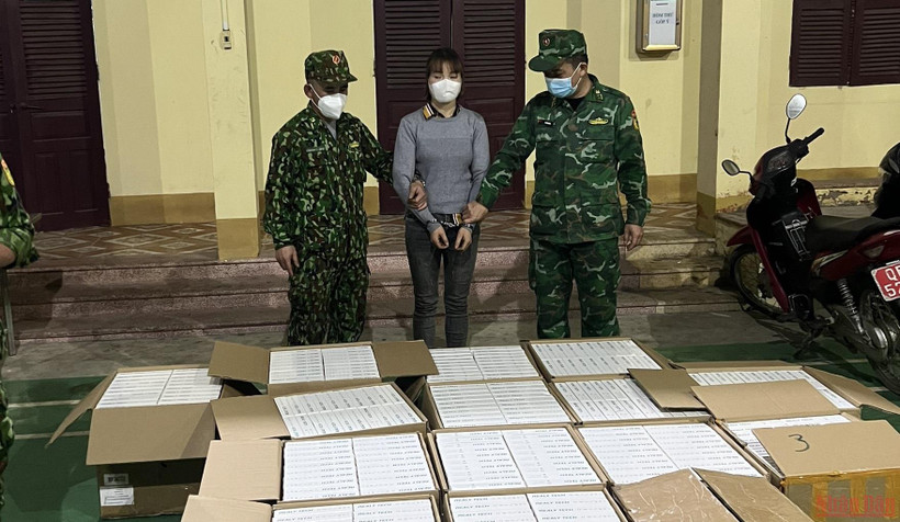 Đối tượng Dương Thị Nhân bị bắt cùng tang vật vụ án.