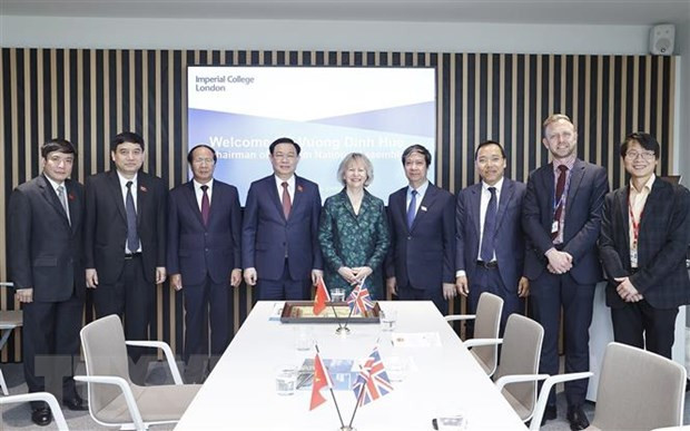 Chủ tịch Quốc hội Vương Đình Huệ với Giáo sư Maggie Dallman, Phó Hiệu trưởng Trường Imperial College và các đại biểu. (Ảnh: Doãn Tấn/TTXVN)