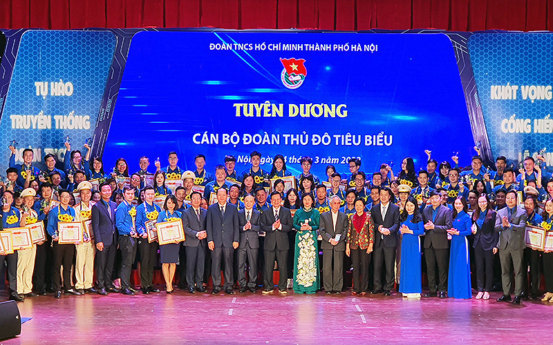 Các đồng chí đại diện lãnh đạo các ban, bộ, ngành, đoàn thể cùng 91 cán bộ Đoàn Thủ đô tiêu biểu năm 2021.