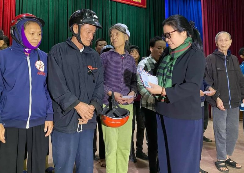 Trao tặng 800 suất quà cho người dân vùng lũ miền trung