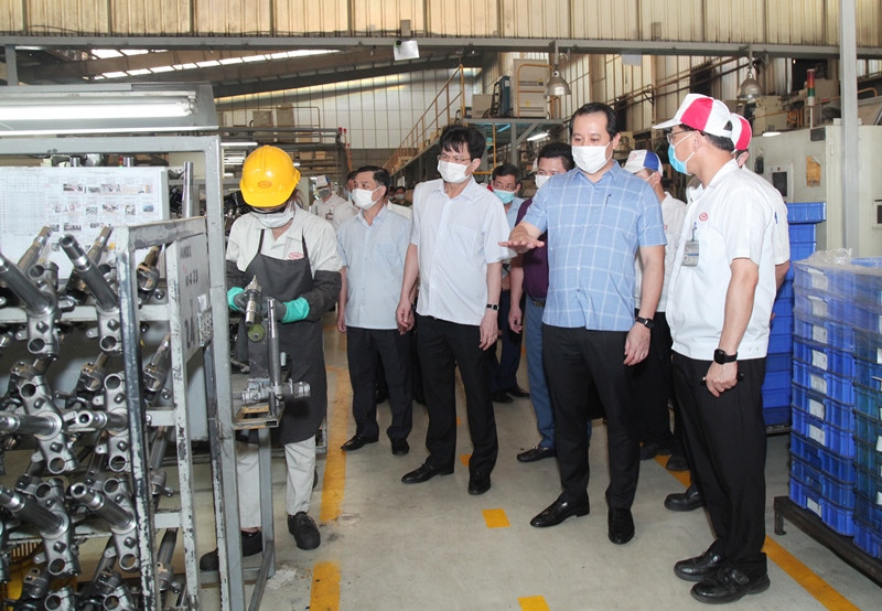 Đồng chí Phạm Hoàng Anh, Phó Bí thư Thường trực Tỉnh ủy Vĩnh Phúc (thứ hai từ phải sang) động viên doanh nghiệp tham gia chống dịch Covid-19.