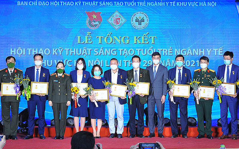 Đồng chí Bùi Quang Huy (thứ 4 từ phải sang trong ảnh) trao Kỷ niệm chương “Vì thế hệ trẻ” tặng lãnh đạo các bệnh viện.