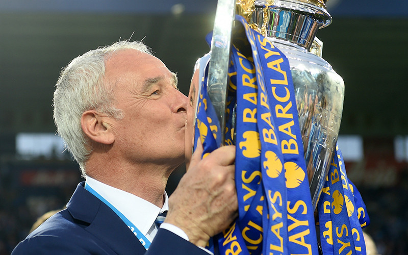 Ranieri trong lễ đăng quang Premier League 2015/16 cùng Leicester. (Ảnh: Getty Images) 