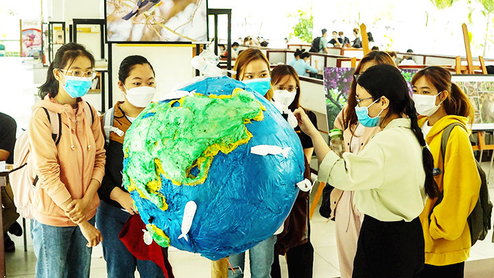 Quả địa cầu làm từ rác thải và túi nylon mang nhiều thông điệp được nhiều bạn trẻ quan tâm.