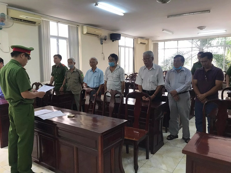Cơ quan điều tra đọc lệnh bắt giữ sáu đối tượng.
