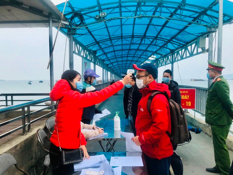 Du khách ra đảo Cô Tô được kiểm tra y tế chặt chẽ. Ảnh chụp vào tháng 3/2021.