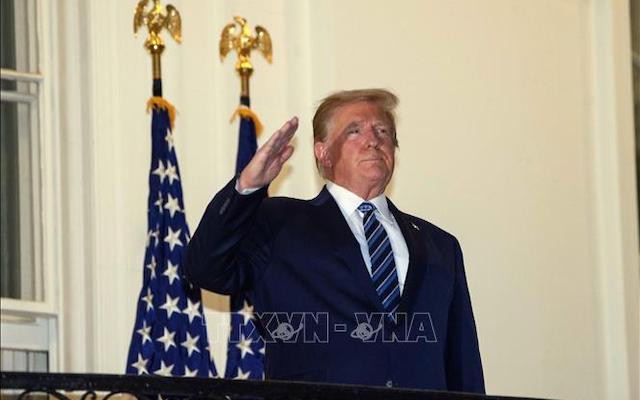 Tổng thống Mỹ Donald Trump trở lại Nhà Trắng sau bốn ngày được điều trị tại Trung tâm quân y quốc gia Walter Reed ở Bethesda, bang Maryland do mắc Covid-19. (Ảnh: AFP/TTXVN)