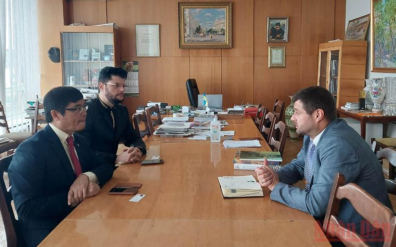 Đại sứ Nguyễn Hồng Thạch (trái) và Chủ tịch Hội Họa sĩ Ukraine (Ảnh: QUẾ ANH)