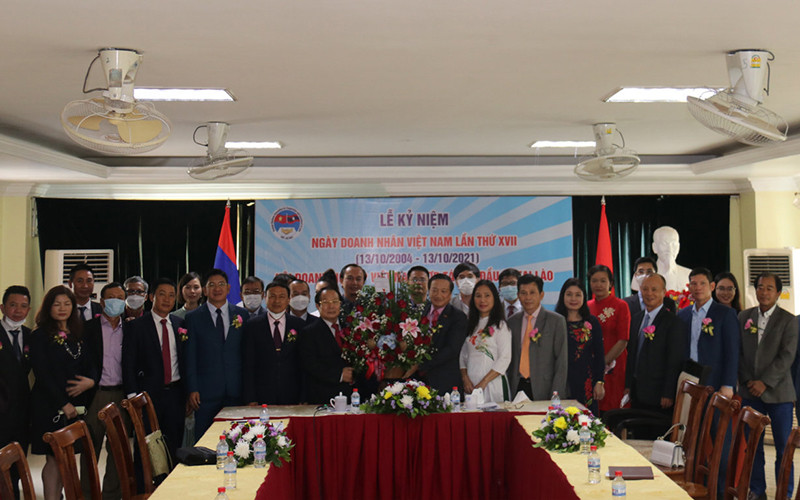 Đại sứ Việt Nam Nguyễn Bá Hùng và doanh nghiệp Việt Nam tại buổi lễ ngày 13/10. Ảnh: XUÂN SƠN.