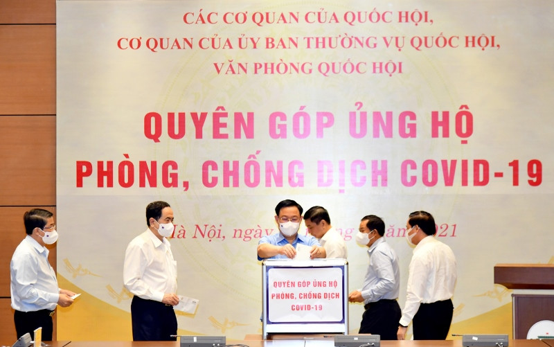 Chủ tịch Quốc hội Vương Đình Huệ cùng các đồng chí lãnh đạo Quốc hội quyên góp ủng hộ phòng, chống dịch Covid-19. 