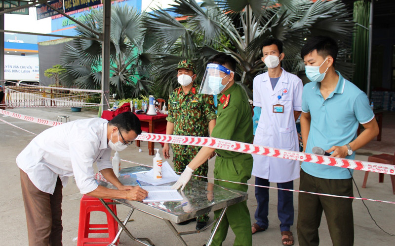 Đại diện huyện Như Xuân hoàn tất thủ tục đón, quản lý công dân hồi hương.