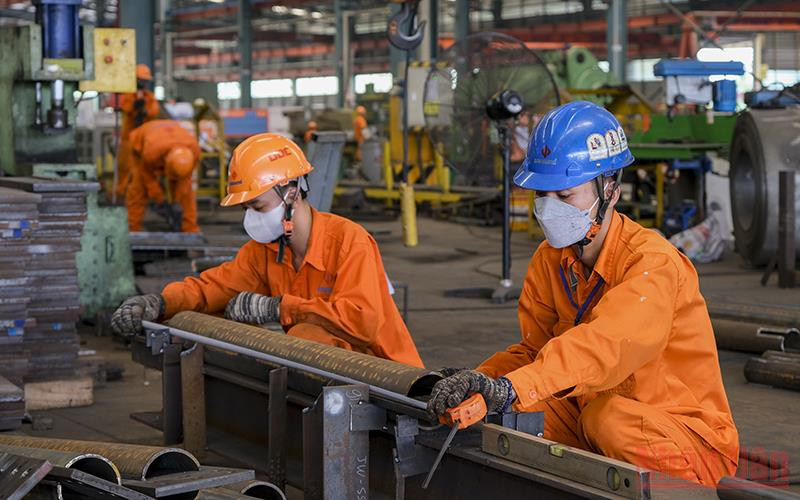 Công nhân sản xuất tại Công ty CP Cơ khí Xây dựng Thương mại Đại Dũng.