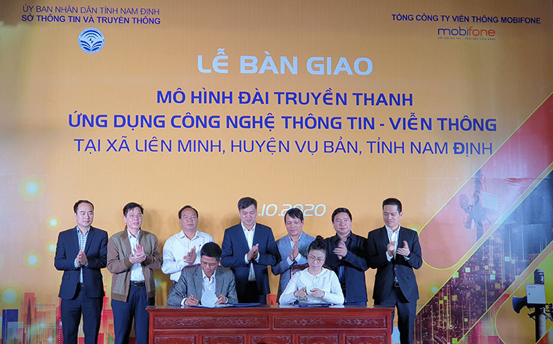 Bàn giao mô hình đài truyền thanh thông minh ở xã Liên Minh, huyện Vụ Bản (Nam Định).