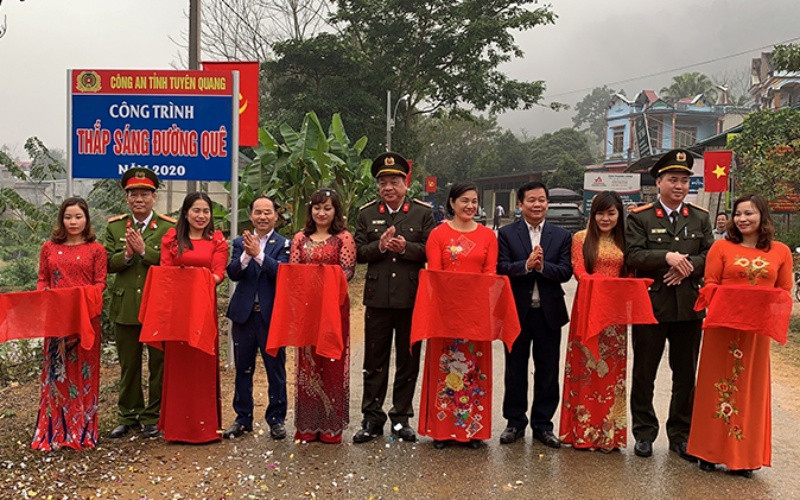 Đại biểu cắt băng khánh thành công trình thắp sáng đường quê tại thôn Đồng Tâm, xã Minh Dân, huyện Hàm Yên, tỉnh Tuyên Quang.