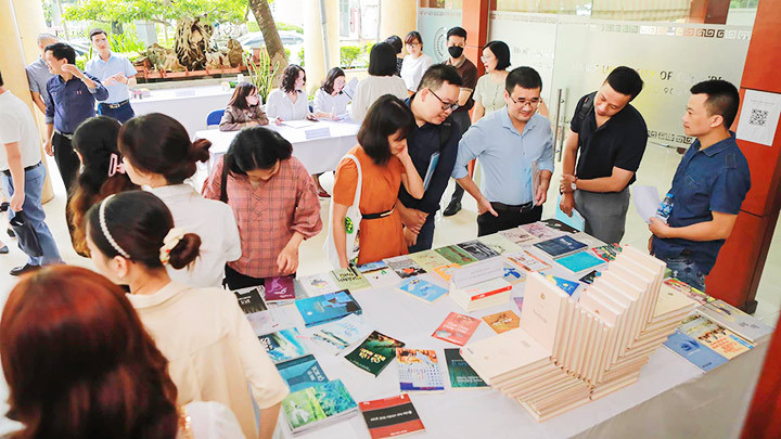Đến với các tác phẩm văn học trẻ. Ảnh: CLB nhiếp ảnh Trường ĐH Văn hóa Hà Nội