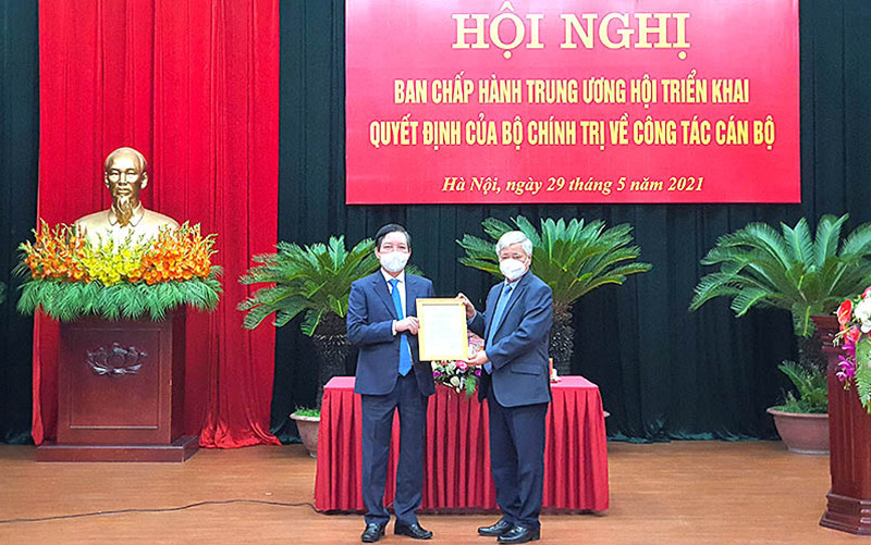 Đồng chí Đỗ Văn Chiến trao Quyết định của Bộ Chính trị, phân công đồng chí Lương Quốc Đoàn giữ chức Bí thư Đảng đoàn T.Ư Hội Nông dân Việt Nam. 