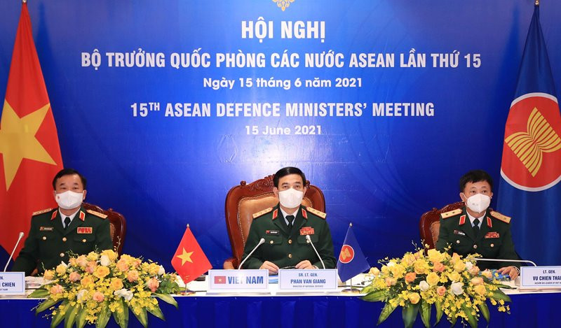 Thượng tướng Phan Văn Giang, Bộ trưởng Quốc phòng cùng các đại biểu tham dự hội nghị trực tuyến Bộ trưởng Quốc phòng các nước ASEAN(ADMM)  lần thứ 15 tại điểm cầu Hà Nội.