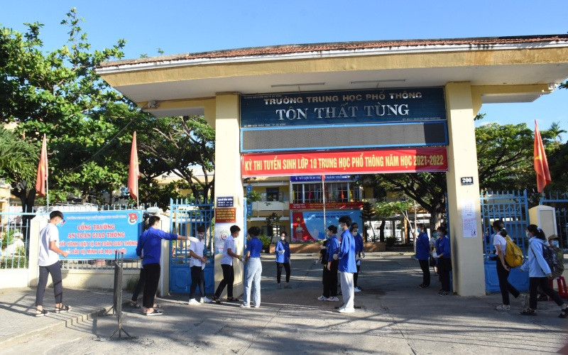 Thí sinh đến điểm thi sớm tại trường THPT Tôn Thất Tùng, quận Sơn Trà, TP Đà Nẵng.