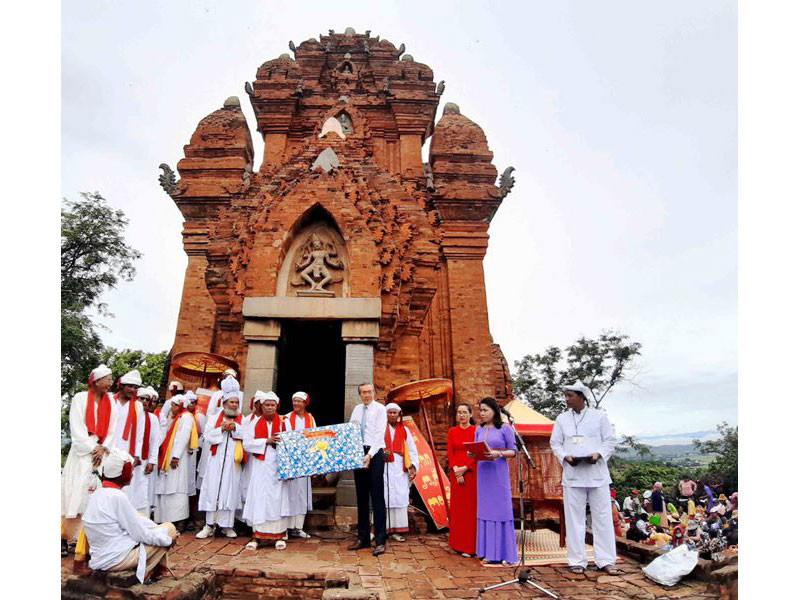 Lãnh đạo UBND tỉnh Ninh Thuận tặng quà chúc mừng các vị chức sắc và đồng bào Chăm theo đạo Bà la môn.